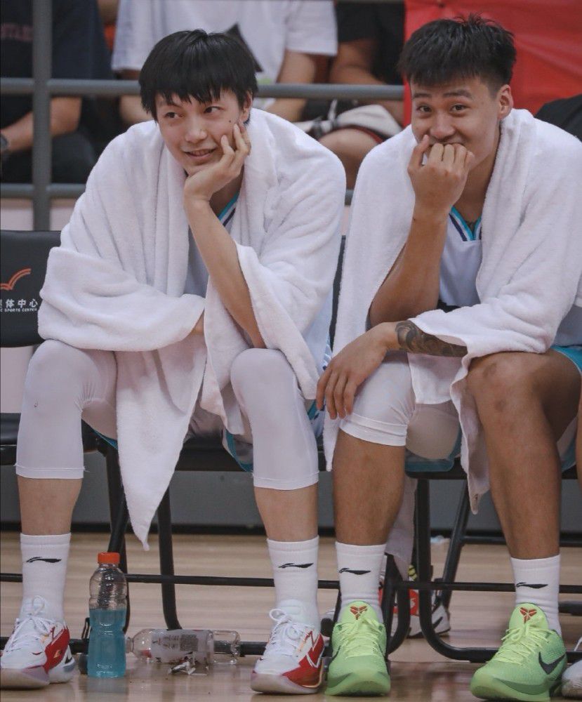 伴随着旁白对画面的介绍，无障碍的解说让现场的视障人士也能与普通人一样同步观影，感受百年前那段波澜壮阔的历史